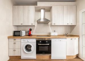 Dapur atau dapur kecil di WintoWinRentals - Chalet en Primera Línea de Playa