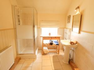 a bathroom with a shower and a sink at Daisy Cottage in Lincoln +34 photos