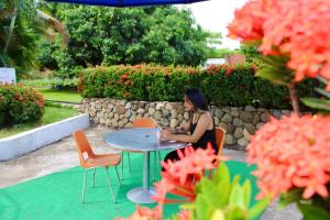 内瓦Hotel Mar Azul Neiva的坐在桌子上的手提电脑的女人