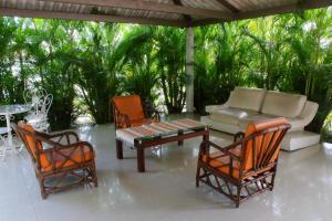 内瓦Hotel Mar Azul Neiva的庭院配有桌椅和沙发