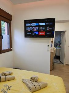 Zimmer mit einem Bett und einem TV an der Wand in der Unterkunft Apartment Vento di Bocche III in Kotor