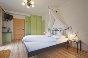 Postel nebo postele na pokoji v ubytování Bergchalet Hotel Reinerhof