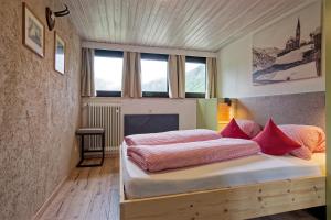 Postel nebo postele na pokoji v ubytování Bergchalet Hotel Reinerhof