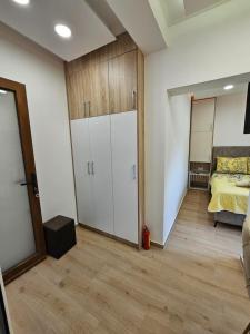 ein Schlafzimmer mit einem Bett und einem großen Schrank in der Unterkunft Apartment Vento di Bocche III in Kotor