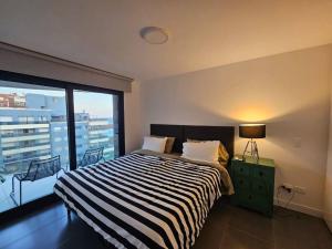 En eller flere senge i et værelse på Departamento Punta del Este + 27 billeder