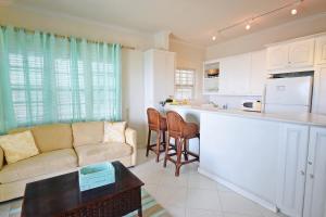 Kuchyň nebo kuchyňský kout v ubytování Casual Beachfront Studio with Pool apts by Bluescape