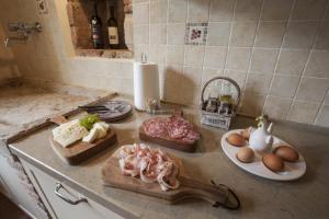 um balcão de cozinha com carne e outros alimentos em tábuas de corte em Fattoria Le Vegre em Arcugnano