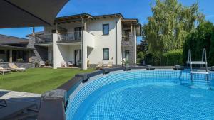 ein Swimmingpool vor einem Haus in der Unterkunft Villa7 Balaton in Alsóörs
