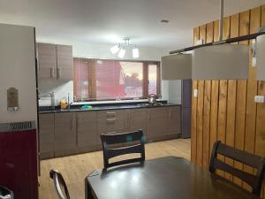 Η κουζίνα ή μικρή κουζίνα στο Cabaña Maicolpue Rio Sur