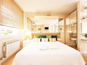 A bed or beds in a room at ApartaSuite Centro Histórico Ático tranquilo y luminoso en el corazón de Granada