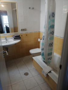 A bathroom at Casa Ria do Anllons