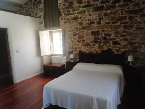 A bed or beds in a room at Casa Ria do Anllons