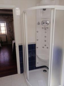 A bathroom at Casa Ria do Anllons