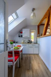 Kuchyňa alebo kuchynka v ubytovaní Apartamenty na Piątkę