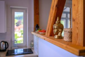 blat kuchenny z posągiem głowy na półce w obiekcie Apartamenty na Piątkę w mieście Karpacz