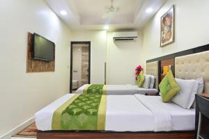 Postel nebo postele na pokoji v ubytování Hotel Emporio View - New Delhi Railway Station - Paharganj