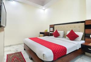 Postel nebo postele na pokoji v ubytování Hotel Emporio View - New Delhi Railway Station - Paharganj