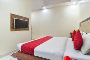 Postel nebo postele na pokoji v ubytování Hotel Emporio View - New Delhi Railway Station - Paharganj