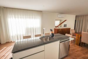 eine Küche mit Spüle und Arbeitsplatte in der Unterkunft Casa do Beco do Barlavento in Vila Baleira