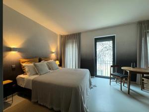 Postel nebo postele na pokoji v ubytování Orange 3 House - Chiado Studios