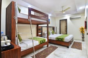 Postel nebo postele na pokoji v ubytování Hotel Emporio View - New Delhi Railway Station - Paharganj