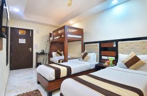 Postel nebo postele na pokoji v ubytování Hotel Emporio View - New Delhi Railway Station - Paharganj