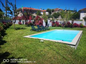 ein Swimmingpool mitten in einem Hof in der Unterkunft Casa Valente in Ponte da Barca