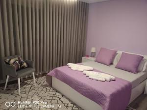 ein Schlafzimmer mit einem Bett und einem Stuhl in der Unterkunft Casa Valente in Ponte da Barca + 6 Fotos