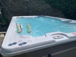 西卢港Old Farmhouse Listing的热水浴池内的2杯香槟