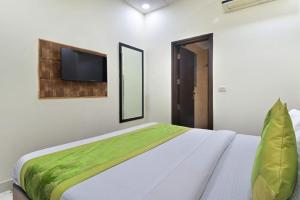 Postel nebo postele na pokoji v ubytování Hotel Emporio View - New Delhi Railway Station - Paharganj