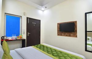 Postel nebo postele na pokoji v ubytování Hotel Emporio View - New Delhi Railway Station - Paharganj