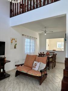 a living room with a couch and a table at Praia seca Paraíso in Araruama