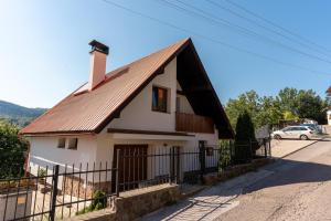 a small white building with a brown roof at Apartmány Zámocké námestie in Kremnica