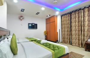 TV a/nebo společenská místnost v ubytování Hotel Emporio View - New Delhi Railway Station - Paharganj