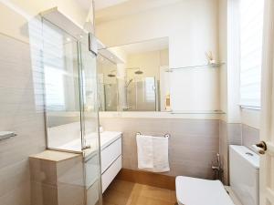 A bathroom at ApartaSuite Centro Histórico Ático tranquilo y luminoso en el corazón de Granada