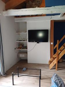 TV a/nebo společenská místnost v ubytování gîte l'Escoferii