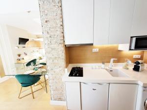 A kitchen or kitchenette at ApartaSuite Centro Histórico Ático tranquilo y luminoso en el corazón de Granada
