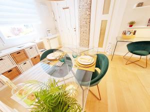 A seating area at ApartaSuite Centro Histórico Ático tranquilo y luminoso en el corazón de Granada