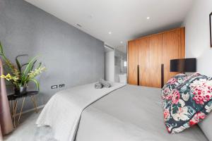 a bedroom with a large bed in a room at Central London Spectacular riverview two bedroom Luxury designer apartment-AC-Parking-WIFI-2 bathrooms in London