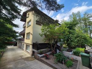 un edificio con una pasarela de madera delante de él en Willa Elżbieta - komfortowy wypoczynek, znakomite recenzje Gości, en Karpacz