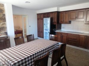 A kitchen or kitchenette at Casa Ria do Anllons