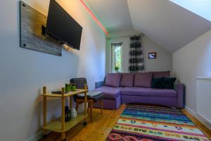 Televízia a/alebo spoločenská miestnosť v ubytovaní Apartamenty na Piątkę