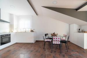a kitchen and dining room with a table and chairs at Casa Eira de Arriba - by entreRías in Cangas de Morrazo