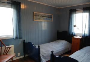 SjöboにあるBjurmangården Recycled Glass Designのベッドルーム1室(ベッド2台付)が備わります。壁に絵が描かれています。