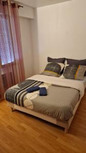 Ένα ή περισσότερα κρεβάτια σε δωμάτιο στο Chambre balcon