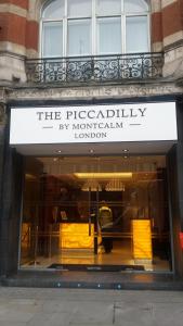 een winkelvenster met een bord dat de pepsi istg leest bij Montcalm Piccadilly Townhouse, London West End in Londen