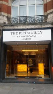 ロンドンにあるMontcalm Piccadilly Townhouse, London West Endのペプシリストを読み取る看板付き店舗窓