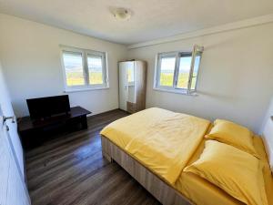 una camera da letto con un letto e una televisione di Vila Anamari a Livno