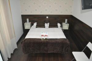 Un dormitorio con una cama con dos zapatos. en Hostal El Brezo, en Madrid