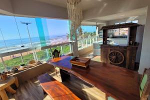 - un salon offrant une vue dégagée sur l'océan dans l'établissement Lindo apto de frente para o mar, à Serra